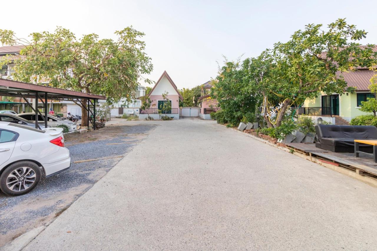 Oyo 798 Reurn Mareena Resort Nakhonratcsaszima Kültér fotó
